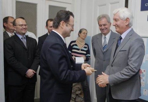 The Rector (far right) hands over the symbolic key of the centre to Prof. Molnár Dénes (left)